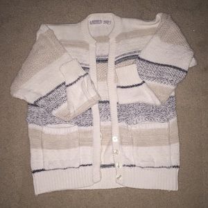 Beautiful cardigan. 4 buttons two pockets.